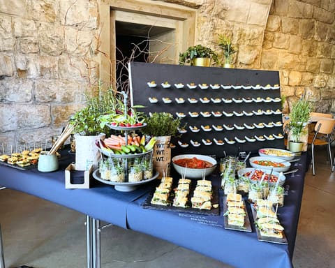 Löffelwand und Buffet in einem Gewölbe mit Steinmauern